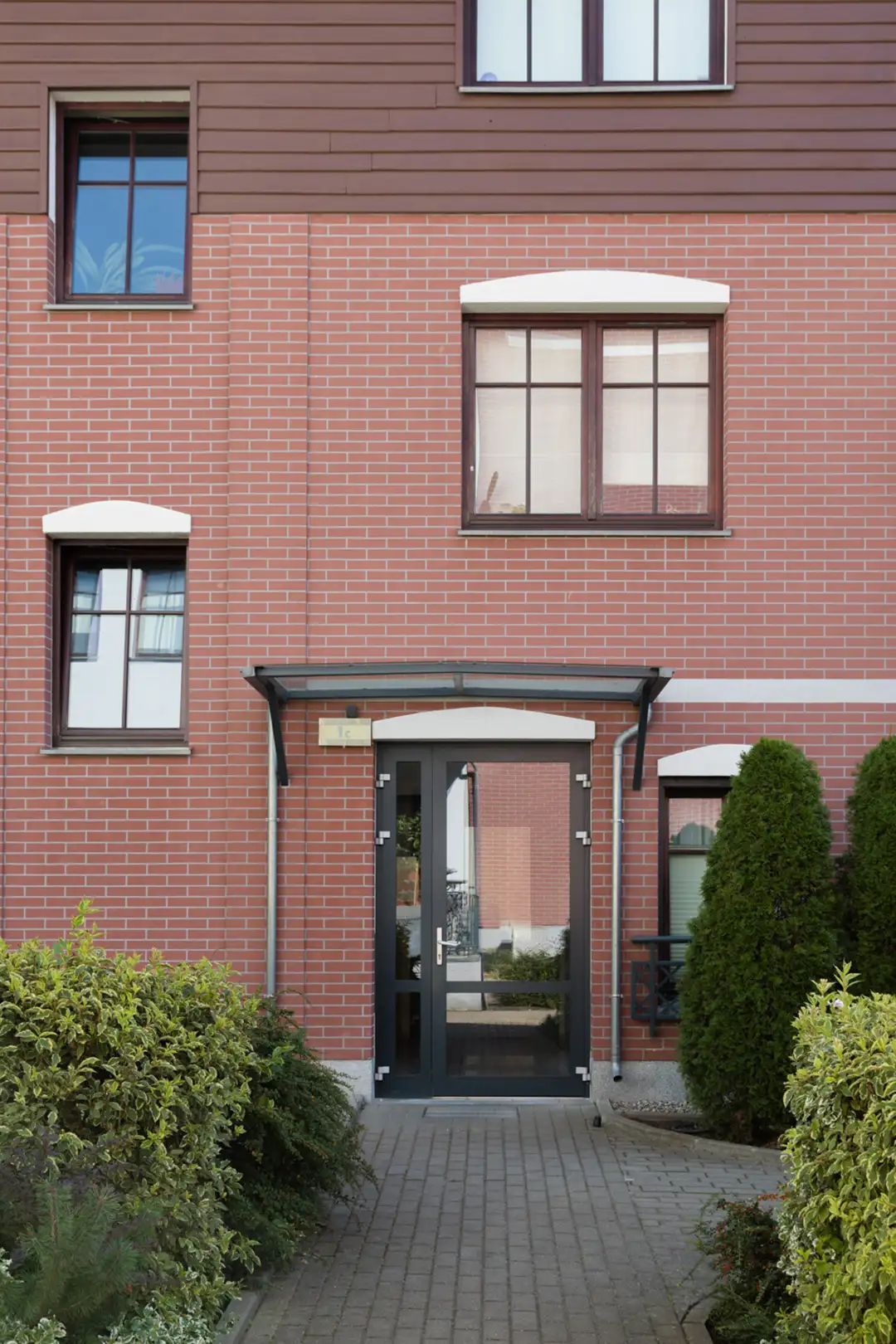 Zdjęcie wejścia do budynku w inwestycji Garden House